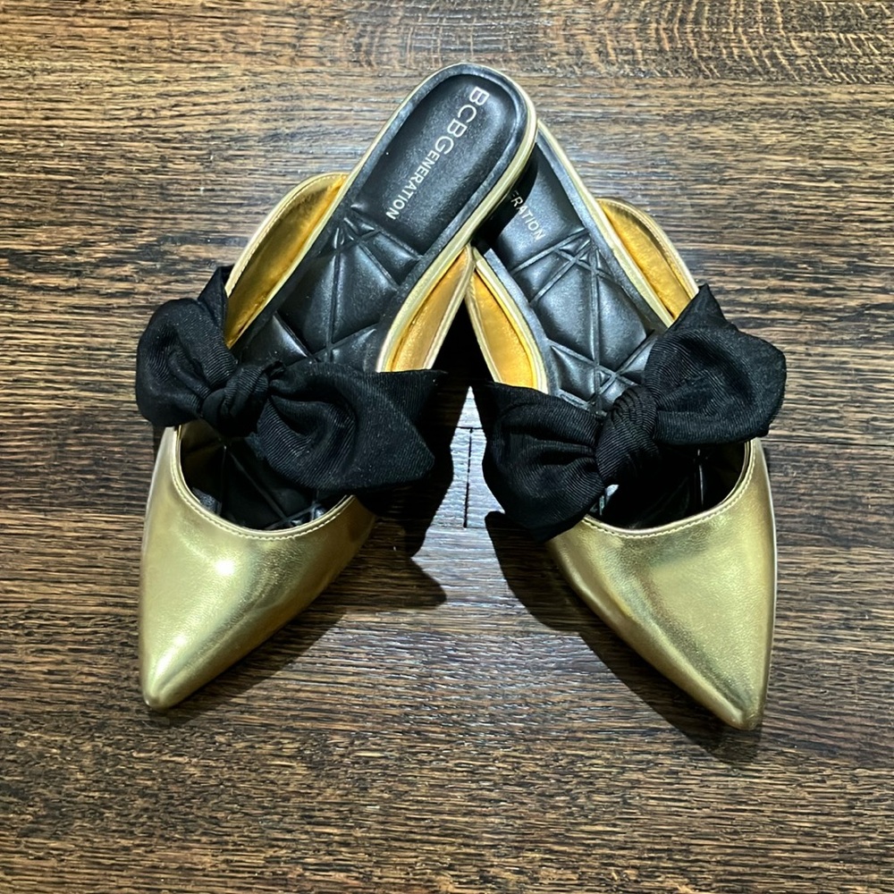 Never worn BCBGeneration gold slides sz 6